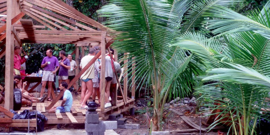 På Nicaraguas østkyst, hjalp vi med skolebyggeri og opførelse af huse til indianerstamme. I Costa Rica, opførte vagthuse i nationalparker til brug for beskyttelse af regnskov og koralrev.
